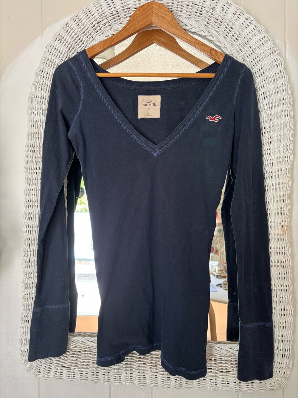 Vintage Y2K Hollister Women's Navy V-Neck Long Sleeve Tee with Logo